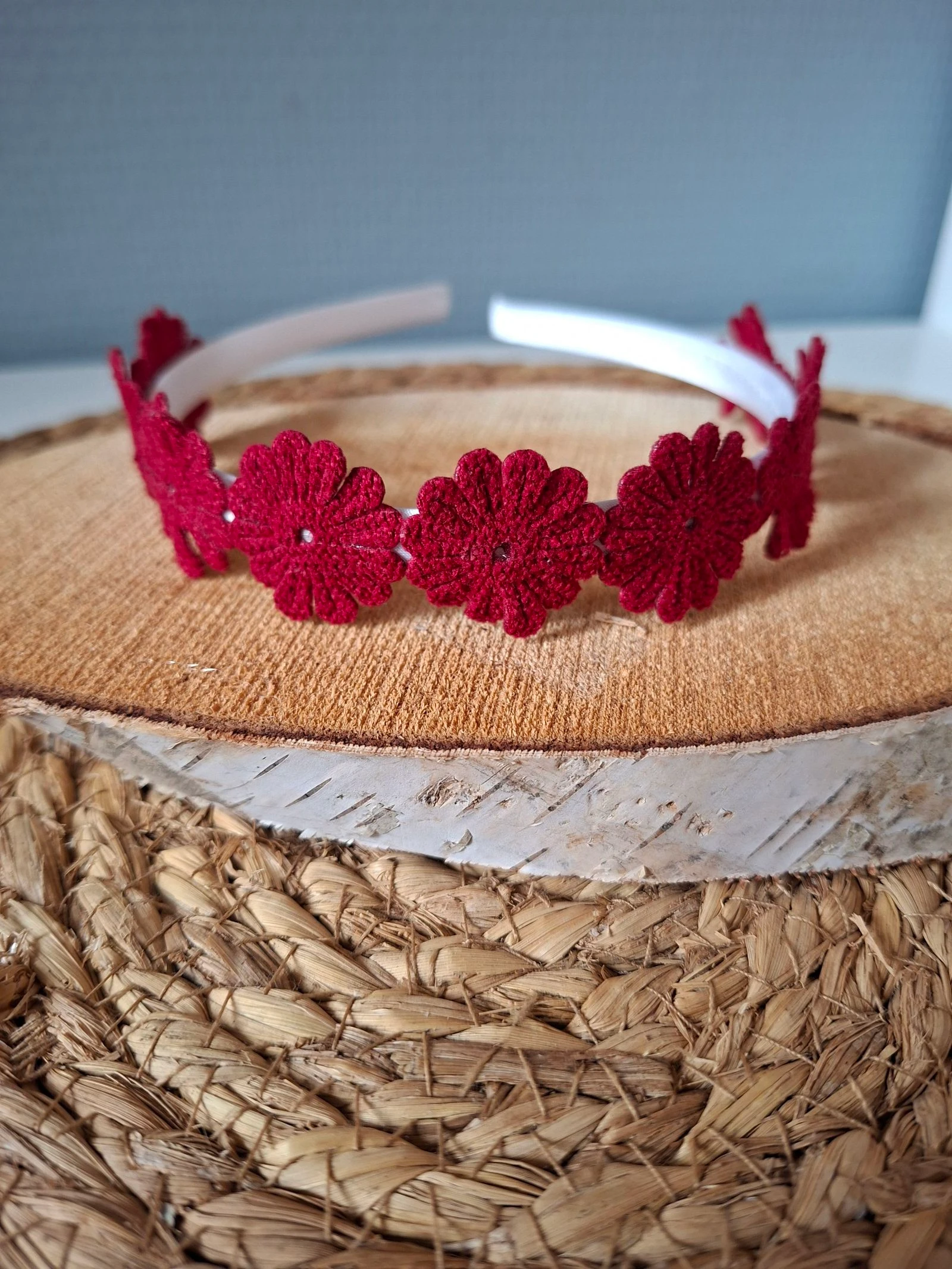 Diadeem bordeaukleurige bloem